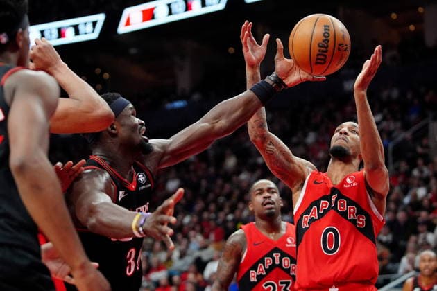 January 11, 2026, Toronto, On, CANADA: Philadelphia 76ers forward Adem Bona (30) and Toronto Raptors guard A.J. Lawson (0) vie for the rebound during second half NBA, Basketball Herren, USA basketball action in Toronto, Sunday, Jan. 11, 2026. Canada News - January 11, 2026 - ZUMAc35_ 20260111_zaf_c35_108 Copyright: xFrankxGunnx
