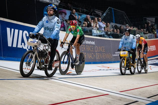 SIERRA Juan David: Sixdays Bremen 2026 Team 10 - WANDSCHER GRUPPE - SIERRA Juan David ( ITA ) - Red Team 5 - VONHOF Mario ( GER ) - Pacemaker - Pacemaker - Querformat - quer - horizontal - Landscape - Event Veranstaltung: Sixdays Bremen 2026 - Category Kategorie: Cycling - Track cycling, Rad, Radsport, Bahnrad, Bahn Sixdays - Elite Men - Location Ort: Europe Germany - Bremen - ÖVB Arena - Discipline: Derny Race - Distance: ... m - Date Datum: 11.01.2026 Sunday Day 3 -