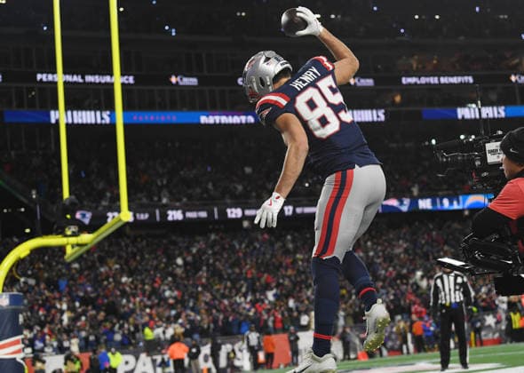 New England tight end Hunter Henry (85) celebrates after catching a 28-yard pass for a touchdown against the Los Angeles Chargers in the fourth quarter in an NFL, American Football Herren, USA wild-card playoff football game at Gillette Stadium in Foxborough, Massachusetts, on Sunday, January 11, 2026.  FOX2026011835 AMANDAxSABGA