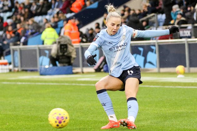 Alex Greenwood (5 Manchester City Women) controls the ball during the Barclays Womens Super League match between Manchester City and Everton at Joie Stadium in Manchester, England on January 11th 2026. Copyright: xSeanxChandlerx xSPPx Sportspressphoto_SPR81105
