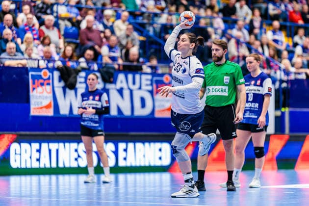 Jovana Stoiljkovic (Chambray Touraine Handball, 33) beim Siebenmeter 7 Meter Wurf GER, HSG Blomberg-Lippe (GER) vs. Chambray Touraine Handball (FRA), Handball, EHF European League Women, Gruppenphase, 11.01.2026 GER, HSG Blomberg-Lippe (GER) vs. Chambray Touraine Handball (FRA), Handball, EHF European League Women, Gruppenphase, 11.01.2026 Lemgo Copyright: xEibner-Pressefoto JanxRollingerx EP_JSK