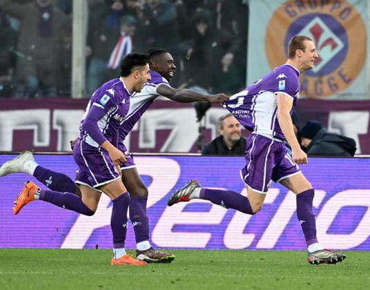 (260112) -- FLORENCE, Jan. 12, 2026 -- Fiorentina s Pietro Comuzzo (R) celebrates his goal with his teammates during a Serie A football match between Fiorentina and AC Milan in Florence, Italy, Jan. 11, 2026. (Photo by Xinhua) (SP)ITALY-FLORENCE-FOOTBALL-SERIE A- FIORENTINA VS AC MILAN AlbertoxLingria 