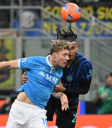 (260112) -- MILAN, Jan. 12, 2026 -- Inter Milan s Manuel Akanji (R) vies with Napoli s Rasmus Hojlund during a Serie A football match between Inter Milan and Napoli in Milan, Italy, Jan. 11, 2026. (Photo by Xinhua) (SP)ITALY-MILAN-FOOTBALL-SERIE A-INTER MILAN VS NAPOLI AlbertoxLingria 