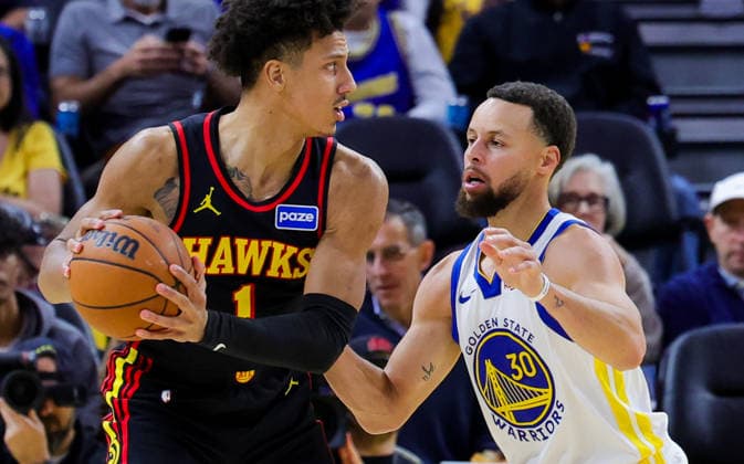 (260112) -- SAN FRANCISCO, Jan. 12, 2026 -- Golden State Warriors Stephen Curry (R) defends during the 2025-2026 NBA, Basketball Herren, USA regular season basketball match between Golden State Warriors and Atlanta Hawks in San Francisco, the United States, Jan. 11, 2026. (Photo by Xinhua) (SP)U.S.-SAN FRANCISCO-BASKETBALL-NBA-WARRIORS VS HAWKS ArthurxDong 