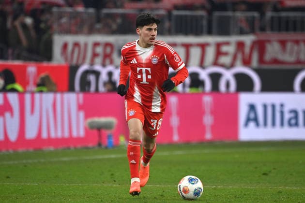 Felipe CHAVEZ (Bayern Muenchen), Aktion,Einzelaktion,Einzelbild,Freisteller, Ganzkoerperaufnahme,ganze Figur. Fussball 1. Bundesliga Saison 2025 2026, 16.Spieltag, Spieltag16 FC Bayern Muenchen - VfL Wolfsburg 8-1 am 11.01.2026 , A L L I A N Z A R E N A.