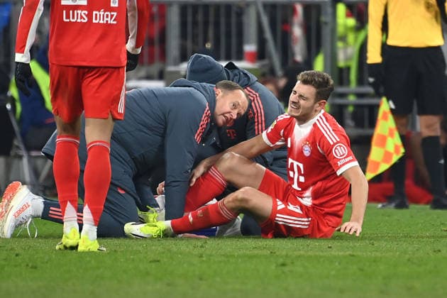 Josip STANISIC (Bayern Muenchen) verletzt am Boden,Verletzung,muss behandeltt werden. Teamarzt Dr. Jochen Hahne, Fussball 1. Bundesliga Saison 2025 2026, 16.Spieltag, Spieltag16 FC Bayern Muenchen - VfL Wolfsburg 8-1 am 11.01.2026 , A L L I A N Z A R E N A.