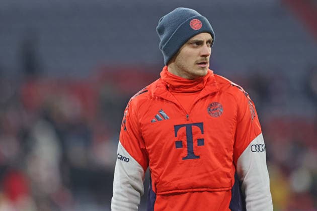 44 Josip Stanisic (FCB) Aufwaermen, Aufwaermtrikot, Portraet, Portrait, Fussball 1. BL FC Bayern München - VfL Wolfsburg 11.01.2026 Allianz Arena FOTO: Mladen Lackovic LakoPress