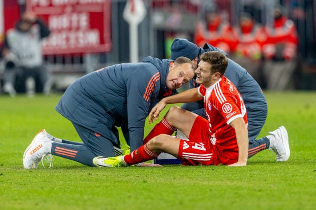 Bayerns 44 Josip STANISIC wird medizinisch behandelt. Fussball: Muenchen - Wolfsburg 8:1. Fußball - Bundesliga, FC Bayern München - VfL Wolfsburg, 16.Spieltag, Saison 2025-2026, am 11.01.2026 in Muenchen, A L L I A N Z A R E N A, Deutschland. Quelle Copyright Credit : Oryk HAIST