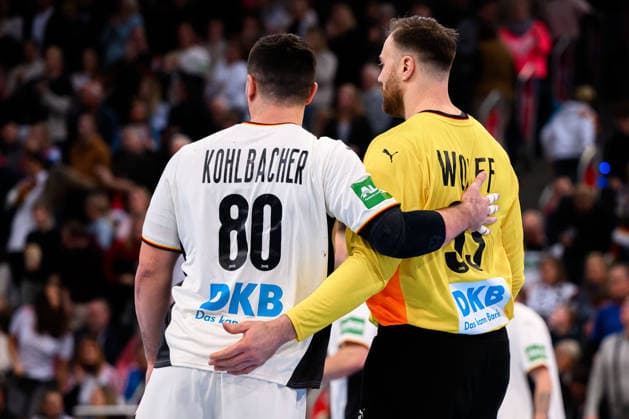 Hannover: Handball - Laenderspiel - Deutschland - Kroatien Jannik Kohlbacher (Deutschland), Torhueter Andreas Wolff (Deutschland) Hannover ZAG Arena Nordrhein-Westfalen Deutschland