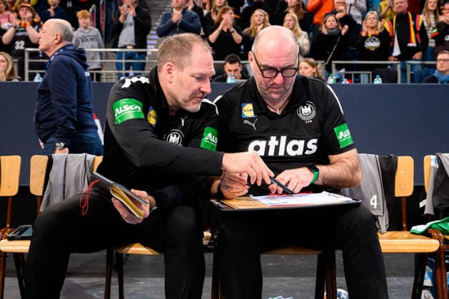Hannover: Handball - Laenderspiel - Deutschland - Kroatien Torwarttrainer Mattias Andersson (Deutschland), Co-Trainer Erik Wudtke (Deutschland) Hannover ZAG Arena Nordrhein-Westfalen Deutschland