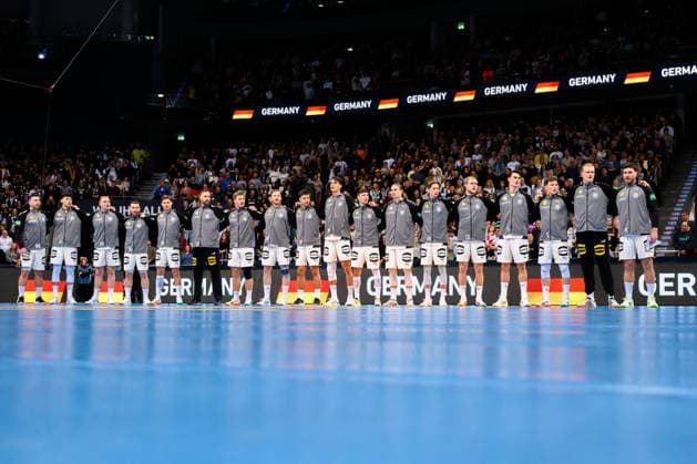 Hannover: Handball - Laenderspiel - Deutschland - Kroatien die Mannschaft von Deutschland bei der Hymne Hannover ZAG Arena Nordrhein-Westfalen Deutschland