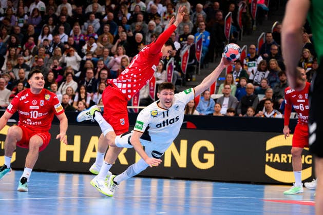 Hannover: Handball - Laenderspiel - Deutschland - Kroatien Ivan Martinovic (Kroatien), Lukas Zerbe (Deutschland) Hannover ZAG Arena Nordrhein-Westfalen Deutschland