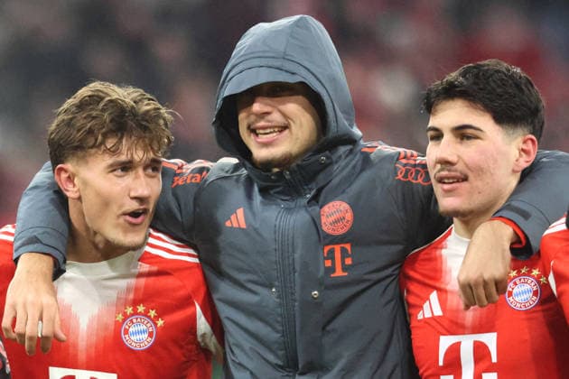 v.l. 20 Tom Bischof, 45 Aleksandar Pavlovic, Felipe Chavez (FCB) Jubel, am Spielende, Gruppe, Porträt, Portrait, Fussball 1. BL FC Bayern München - VfL Wolfsburg 11.01.2026 Allianz Arena FOTO: Mladen Lackovic LakoPress