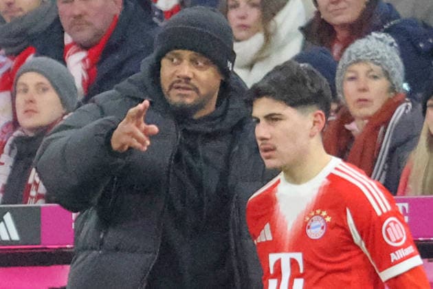 38 Felipe Chavez und Trainer Vincent Kompany (FCB) Spielerwechsel, Einwechslung, Anweisungen, Porträt, Portrait, Fussball 1. BL FC Bayern München - VfL Wolfsburg 11.01.2026 Allianz Arena FOTO: Mladen Lackovic LakoPress