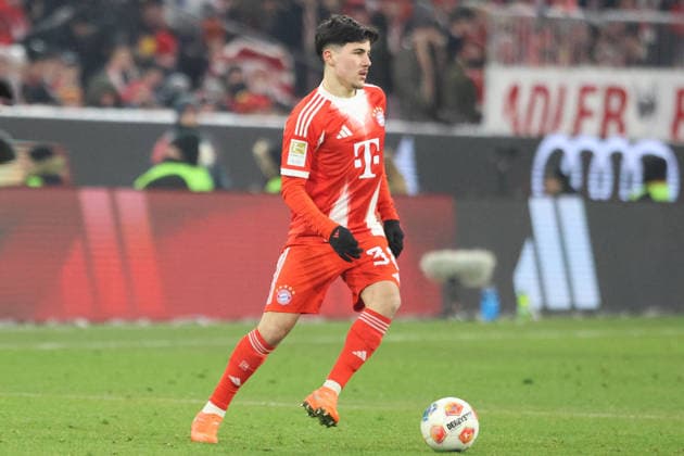 Felipe Chavez (FCB) Aktion, Einzelbild, Freisteller, am Ball Fussball 1. BL FC Bayern München - VfL Wolfsburg 11.01.2026 Allianz Arena FOTO: Mladen Lackovic LakoPress