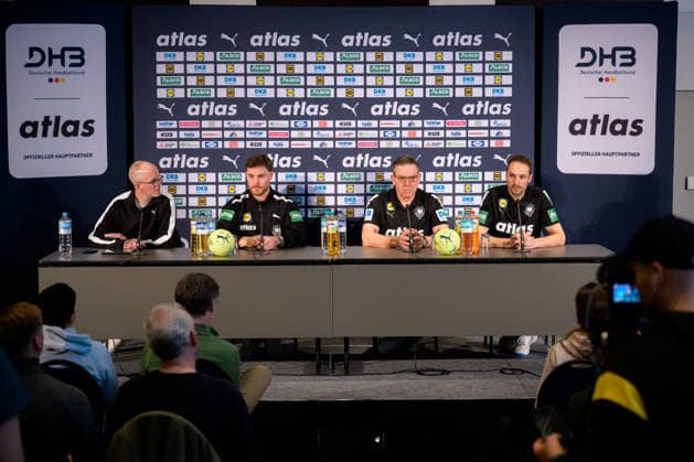 Hannover: Handball - EM 2026 - Deutschland - Pressekonferenz Tim-Oliver Kalle (Leiter Kommunikation DHB), Johannes Golla (Deutschland), Trainer Alfred Gislason (Deutschland), Teammanager Benjamin Chatton (Deutschland) Hannover Deutschland