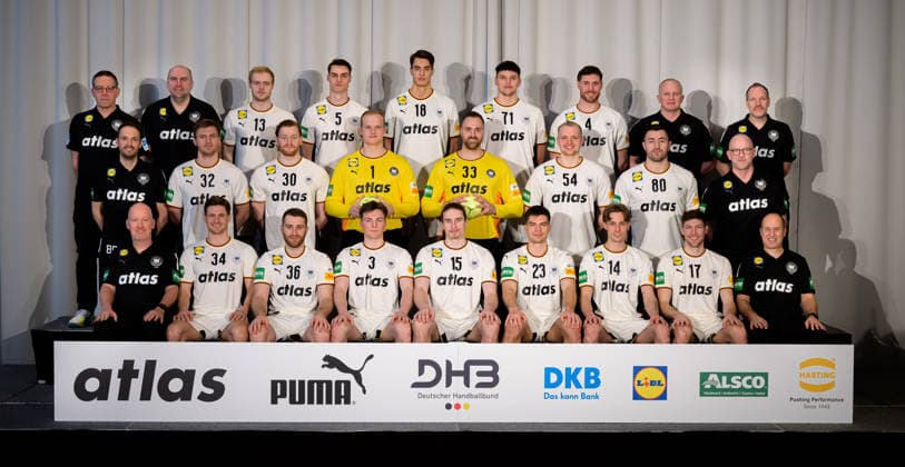 Hannover: Handball - EM 2026 - Deutschland - Pressekonferenz Mannschaftsfoto, Teamfoto, Gruppenbild v.li. hinten: Trainer Alfred Gislason , Co-Trainer Erik Wudtke, Matthes Langhoff, Miro Schluroff , Julian Köster Koester , Marko Grgic , Johannes Golla , Athletiktrainer Dr. Simon Overkamp, Torwarttrainer Mattias Andersson v.li. mitte: Teammanager Benjamin Chatton, Franz Semper ,Tom Kiesler, Torhueter David Späth David Spaeth, Torhueter Andreas Wolff, Justus Fischer, Jannik Kohlbacher, Teamarzt Dr. Philip Lübke v.li. vorne: Physio Denis Finke, Rune Dahmke, Lukas Mertens, Nils Lichtlein, Juri Knorr, Renars Uscins, Mathis Häseler Haeseler, Lukas Zerbe, Physio Bernd Götzenberger Hannover Deutschland