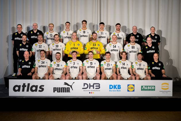 Hannover: Handball - EM 2026 - Deutschland - Pressekonferenz Mannschaftsfoto, Teamfoto, Gruppenbild v.li. hinten: Trainer Alfred Gislason , Co-Trainer Erik Wudtke, Matthes Langhoff, Miro Schluroff , Julian Köster Koester , Marko Grgic , Johannes Golla , Athletiktrainer Dr. Simon Overkamp, Torwarttrainer Mattias Andersson v.li. mitte: Teammanager Benjamin Chatton, Franz Semper ,Tom Kiesler, Torhueter David Späth David Spaeth, Torhueter Andreas Wolff, Justus Fischer, Jannik Kohlbacher, Teamarzt Dr. Philip Lübke v.li. vorne: Physio Denis Finke, Rune Dahmke, Lukas Mertens, Nils Lichtlein, Juri Knorr, Renars Uscins, Mathis Häseler Haeseler, Lukas Zerbe, Physio Bernd Götzenberger Hannover Deutschland