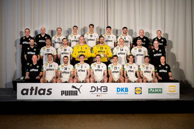 Hannover: Handball - EM 2026 - Deutschland - Pressekonferenz Mannschaftsfoto, Teamfoto, Gruppenbild v.li. hinten: Trainer Alfred Gislason , Co-Trainer Erik Wudtke, Matthes Langhoff, Miro Schluroff , Julian Köster Koester , Marko Grgic , Johannes Golla , Athletiktrainer Dr. Simon Overkamp, Torwarttrainer Mattias Andersson v.li. mitte: Teammanager Benjamin Chatton, Franz Semper ,Tom Kiesler, Torhueter David Späth David Spaeth, Torhueter Andreas Wolff, Justus Fischer, Jannik Kohlbacher, Teamarzt Dr. Philip Lübke v.li. vorne: Physio Denis Finke, Rune Dahmke, Lukas Mertens, Nils Lichtlein, Juri Knorr, Renars Uscins, Mathis Häseler Haeseler, Lukas Zerbe, Physio Bernd Götzenberger Hannover Deutschland