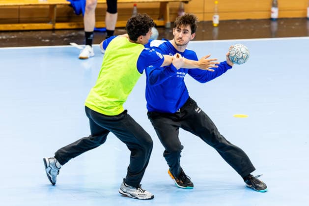 12.01.2026, GER, Handball, Maenner, Saison 25 26, Daikin 1.Bl, ThSV Eisenach Trainingsauftakt 2026 Der ThSV Eisenach steigt nach dem Jahreswechsel wieder in das Training ein. im Bild Gian Attenhofer (ThSV Eisenach,11), Stephan Seitz (ThSV Eisenach,44) 99817 Eisenach Werner-Assmann-Halle Am Sportp Thueringen Deutschland