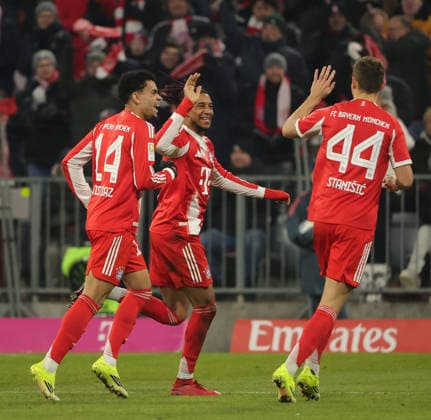 11.01.2026, 1. Bundesliga, FC Bayern vs VfL Wolfsburg, Allianz Arena, Muenchen Fussball, im Bild: Luis Diaz (FC Bayern Muenchen), Michael Olise (FC Bayern Muenchen) und Josip Stanisic (FC Bayern Muenchen) jubeln