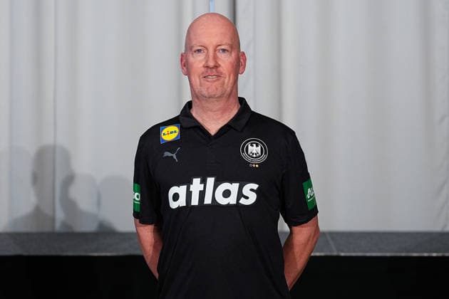 12.01.2026, xydrx, Handball, Portraittermin der Deutschen Nationalmannschaft in Hannover vor der EHF Euro 2026: Dennis Finke (Physiotherapeut) Niedersachsen Deutschland