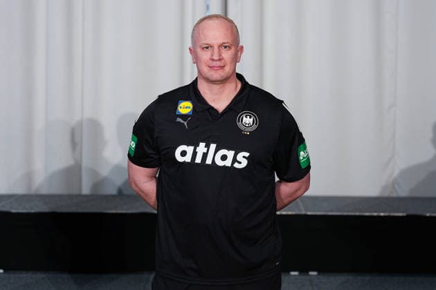 12.01.2026, xydrx, Handball, Portraittermin der Deutschen Nationalmannschaft in Hannover vor der EHF Euro 2026: Simon Overkamp (Bundestrainer Athletik) Niedersachsen Deutschland