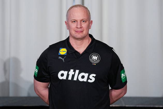 12.01.2026, xydrx, Handball, Portraittermin der Deutschen Nationalmannschaft in Hannover vor der EHF Euro 2026: Simon Overkamp (Bundestrainer Athletik) Niedersachsen Deutschland