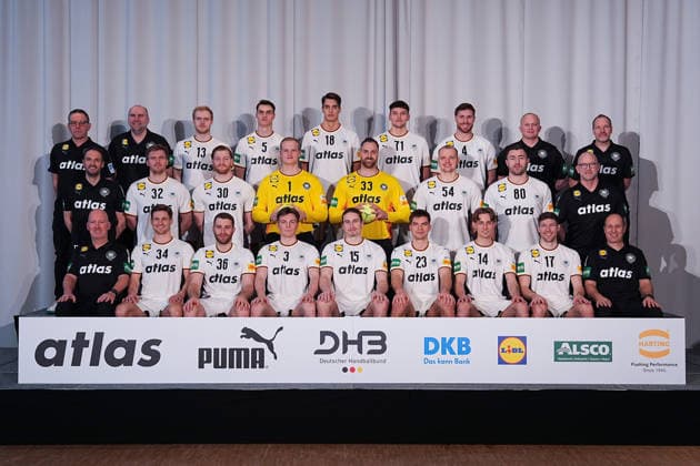 12.01.2026, xydrx, Handball, Portraittermin, Mannschaftsfoto der Deutschen Nationalmannschaft in Hannover vor der EHF Euro 2026: hi. Reihe v. li.: Alfred Gislason (Cheftrainer Deutsche Handball Nationalmannschaft), Erik Wudtke (Co-Trainer), Matthes Langhoff, Miro Schluroff, Julian Koester, Marko Grgic, Johannes Golla, Simon Overkamp (Bundestrainer Athletik), Mattias Andersson (Bundestrainer Torhüter); zweite Reihe v. li.: Benjamin Chatton (Manager Nationalmannschaft), Franz Semper, Tom Kiesler, David Spaeth, Andreas Wolff, Justus Fischer, Jannik Kohlbacher, Philip Luebke (Mannschaftsarzt), ; vordere Reihe v. li. : Dennis Finke (Physiotherapeut), Rune Dahmke, Lukas Mertens, Nils Lichtlein, Juri Knorr, Renars Uscins, Mathis Haeseler, Lukas Zerbe, Bernd Goetzenberger (Physiotherapeut) Niedersachsen Deutschland