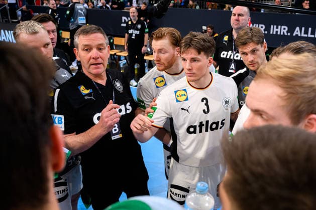 Hannover: Handball - Laenderspiel - Deutschland - Kroatien Trainer Alfred Gislason (Deutschland), Nils Lichtlein (Deutschland) Hannover ZAG Arena Nordrhein-Westfalen Deutschland