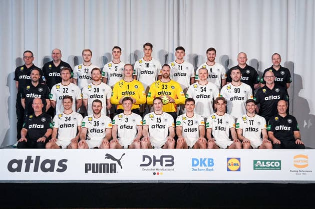 12.01.2026, xydrx, Handball, Portraittermin, Mannschaftsfoto der Deutschen Nationalmannschaft in Hannover vor der EHF Euro 2026: hi. Reihe v. li.: Alfred Gislason (Cheftrainer Deutsche Handball Nationalmannschaft), Erik Wudtke (Co-Trainer), Matthes Langhoff, Miro Schluroff, Julian Koester, Marko Grgic, Johannes Golla, Simon Overkamp (Bundestrainer Athletik), Mattias Andersson (Bundestrainer Torhüter); zweite Reihe v. li.: Benjamin Chatton (Manager Nationalmannschaft), Franz Semper, Tom Kiesler, David Spaeth, Andreas Wolff, Justus Fischer, Jannik Kohlbacher, Philip Luebke (Mannschaftsarzt), ; vordere Reihe v. li. : Dennis Finke (Physiotherapeut), Rune Dahmke, Lukas Mertens, Nils Lichtlein, Juri Knorr, Renars Uscins, Mathis Haeseler, Lukas Zerbe, Bernd Goetzenberger (Physiotherapeut) Niedersachsen Deutschland