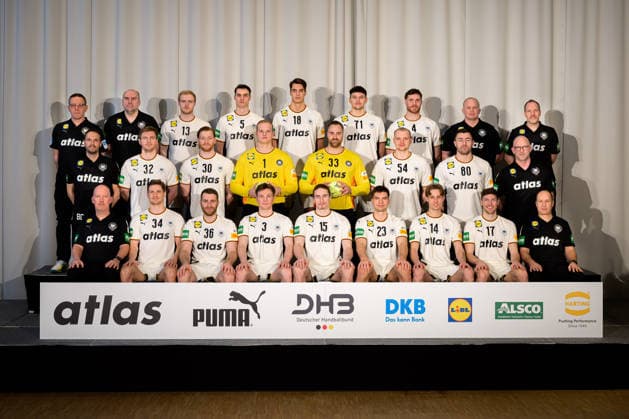 Hannover: Handball - EM 2026 - Deutschland - Pressekonferenz Mannschaftsfoto, Teamfoto, Gruppenbild v.li. hinten: Trainer Alfred Gislason , Co-Trainer Erik Wudtke, Matthes Langhoff, Miro Schluroff , Julian Köster Koester , Marko Grgic , Johannes Golla , Athletiktrainer Dr. Simon Overkamp, Torwarttrainer Mattias Andersson v.li. mitte: Teammanager Benjamin Chatton, Franz Semper ,Tom Kiesler, Torhueter David Späth David Spaeth, Torhueter Andreas Wolff, Justus Fischer, Jannik Kohlbacher, Teamarzt Dr. Philip Lübke v.li. vorne: Physio Denis Finke, Rune Dahmke, Lukas Mertens, Nils Lichtlein, Juri Knorr, Renars Uscins, Mathis Häseler Haeseler, Lukas Zerbe, Physio Bernd Götzenberger Hannover Deutschland