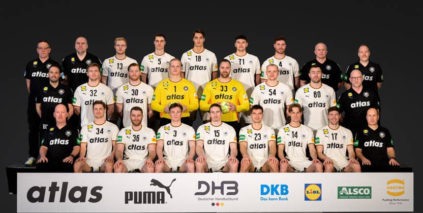 Hannover: Handball - EM 2026 - Deutschland - Pressekonferenz Mannschaftsfoto, Teamfoto, Gruppenbild v.li. hinten: Trainer Alfred Gislason , Co-Trainer Erik Wudtke, Matthes Langhoff, Miro Schluroff , Julian Köster Koester , Marko Grgic , Johannes Golla , Athletiktrainer Dr. Simon Overkamp, Torwarttrainer Mattias Andersson v.li. mitte: Teammanager Benjamin Chatton, Franz Semper ,Tom Kiesler, Torhueter David Späth David Spaeth, Torhueter Andreas Wolff, Justus Fischer, Jannik Kohlbacher, Teamarzt Dr. Philip Lübke v.li. vorne: Physio Denis Finke, Rune Dahmke, Lukas Mertens, Nils Lichtlein, Juri Knorr, Renars Uscins, Mathis Häseler Haeseler, Lukas Zerbe, Physio Bernd Götzenberger Hannover Deutschland