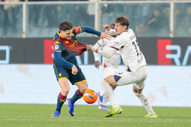 GenoaÕs Vitinha fights for the ball with Cagliari s Juan Rodriguez during the Serie A soccer match between Genoa and Cagliari at the Luigi Ferraris Stadium in Genoa, Italy - Monday, January 12, 2026. - Soccer .  Copyright: xTanoxPecoraro LaPressex