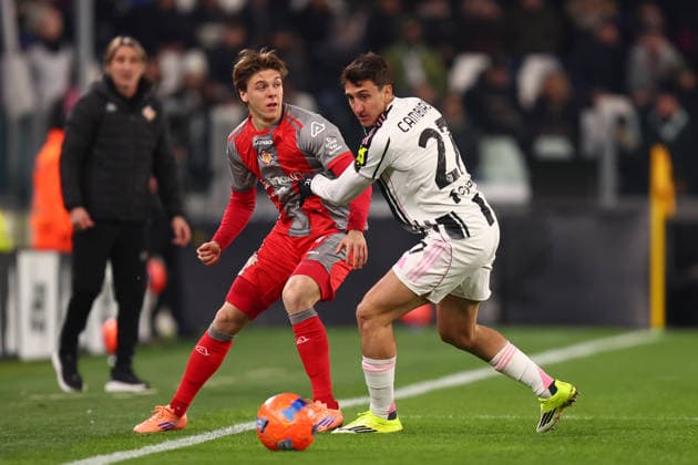 Alessio Zerbin (US Cremonese) und Andrea Cambiaso (Juventus FC) battle for the ball, Serie A, Juventus FC v US Cremonese , Allianz Stadium, January 12, 2026, Turin, Italy.