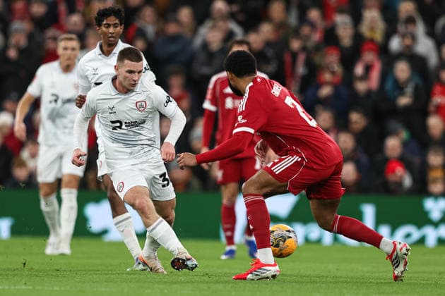 Emirates FA Cup Third Round Liverpool v Barnsley Jonathan Bland of Barnsley passes the ball during the Emirates FA Cup Third Round match Liverpool vs Barnsley at Anfield, Liverpool, United Kingdom, 12th January 2026 (Photo by Alfie Cosgrove News Images) Liverpool Anfield Merseyside United Kingdom Copyright: xAlfiexCosgrove NewsxImagesx