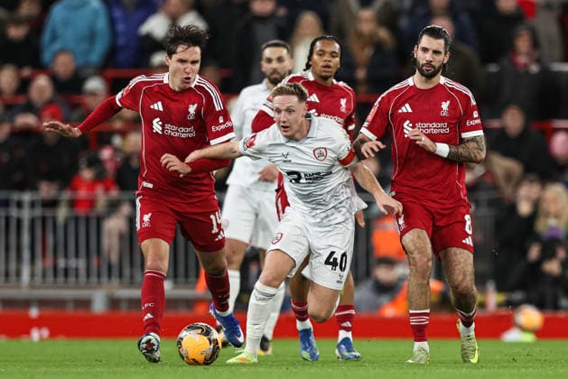 Emirates FA Cup Third Round Liverpool v Barnsley Davis Keillor-Dunn of Barnsley breaks with the ball during the Emirates FA Cup Third Round match Liverpool vs Barnsley at Anfield, Liverpool, United Kingdom, 12th January 2026 (Photo by Alfie Cosgrove News Images) Liverpool Anfield Merseyside United Kingdom Copyright: xAlfiexCosgrove NewsxImagesx