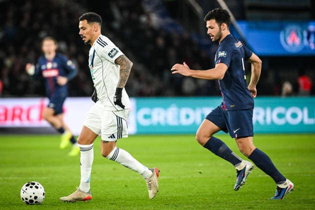 January 12, 2026, Lamorlaye, France, France: Timothee KOLODZIEJCZAK of Paris FC and Goncalo RAMOS of PSG during the French Cup match between Paris Saint-Germain (PSG) and Paris FC at Parc des Princes Stadium on January 12, 2026 in Paris, France. Lamorlaye France - ZUMAm308 20260112_zsp_m308_003 Copyright: xMatthieuxMirvillex