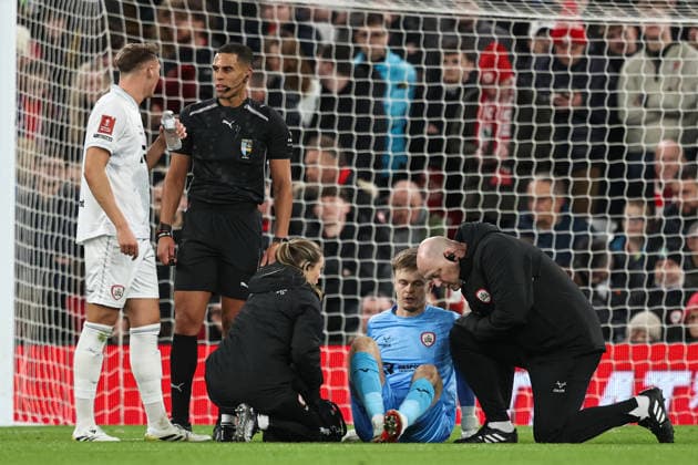 Emirates FA Cup Third Round Liverpool v Barnsley Barnsley goalkeeper Murphy Cooper receives treatment during the Emirates FA Cup Third Round match Liverpool vs Barnsley at Anfield, Liverpool, United Kingdom, 12th January 2026 (Photo by Alfie Cosgrove News Images) Liverpool Anfield Merseyside United Kingdom Copyright: xAlfiexCosgrove NewsxImagesx