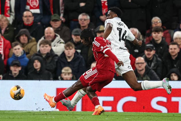 Emirates FA Cup Third Round Liverpool v Barnsley Jeremie Frimpong of Liverpool battle for the ball with Nathanael Ogbeta of Barnsley during the Emirates FA Cup Third Round match Liverpool vs Barnsley at Anfield, Liverpool, United Kingdom, 12th January 2026 (Photo by Alfie Cosgrove News Images) Liverpool Anfield Merseyside United Kingdom Copyright: xAlfiexCosgrove NewsxImagesx