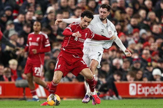 Emirates FA Cup Third Round Liverpool v Barnsley Curtis Jones of Liverpool battle for the ball with Caylan Vickers of Barnsley during the Emirates FA Cup Third Round match Liverpool vs Barnsley at Anfield, Liverpool, United Kingdom, 12th January 2026 (Photo by Alfie Cosgrove News Images) Liverpool Anfield Merseyside United Kingdom Copyright: xAlfiexCosgrove NewsxImagesx