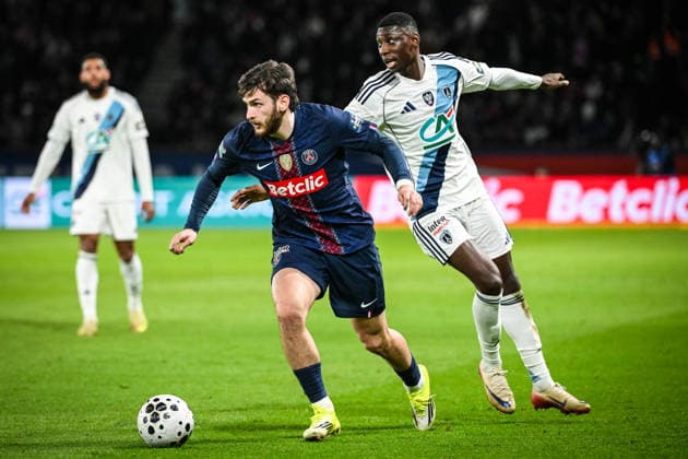 January 12, 2026, Lamorlaye, France, France: Khvicha KVARATSKHELIA of PSG and Alimami GORY of Paris FC during the French Cup match between Paris Saint-Germain (PSG) and Paris FC at Parc des Princes Stadium on January 12, 2026 in Paris, France. Lamorlaye France - ZUMAm308 20260112_zsp_m308_005 Copyright: xMatthieuxMirvillex
