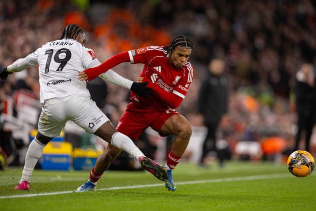 Football - FA Cup - 3rd Round - Liverpool FC v Barnsley FC LIVERPOOL, ENGLAND - Monday, January 12, 2026: Liverpool s Rio Ngumoha (R) goes past Barnsley s Reyes Cleary during the FA Cup 3rd Round match between Liverpool FC and Barnsley FC at Anfield. (Photo by David Rawcliffe Propaganda) LIVERPOOL Anfield MERSEYSIDE ENGLAND  Copyright: xPropagandaxPhotoxAgencyx P2026-01-12-Liverpool_Barnsley-73