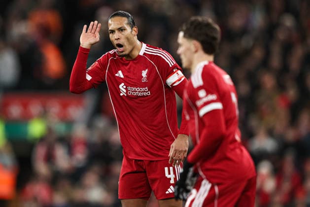 Emirates FA Cup Third Round Liverpool v Barnsley Virgil van Dijk of Liverpool gives his team instructions during the Emirates FA Cup Third Round match Liverpool vs Barnsley at Anfield, Liverpool, United Kingdom, 12th January 2026 (Photo by Alfie Cosgrove News Images) Liverpool Anfield Merseyside United Kingdom Copyright: xAlfiexCosgrove NewsxImagesx