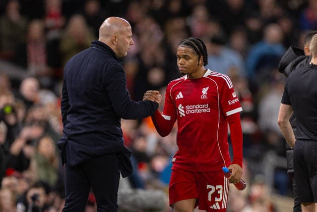 Football - FA Cup - 3rd Round - Liverpool FC v Barnsley FC LIVERPOOL, ENGLAND - Monday, January 12, 2026: Liverpool s Rio Ngumoha is met with head coach Arne Slot (L) after being substituted off during the FA Cup 3rd Round match between Liverpool FC and Barnsley FC at Anfield. (Photo by David Rawcliffe Propaganda) LIVERPOOL Anfield MERSEYSIDE ENGLAND  Copyright: xPropagandaxPhotoxAgencyx P2026-01-12-Liverpool_Barnsley-81