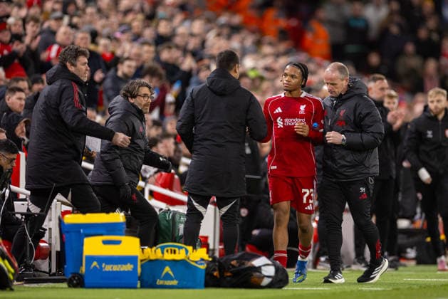 Football - FA Cup - 3rd Round - Liverpool FC v Barnsley FC LIVERPOOL, ENGLAND - Monday, January 12, 2026: Liverpool s Rio Ngumoha is met with the backroom staff after twisting his ankle during the FA Cup 3rd Round match between Liverpool FC and Barnsley FC at Anfield. (Photo by David Rawcliffe Propaganda) LIVERPOOL Anfield MERSEYSIDE ENGLAND  Copyright: xPropagandaxPhotoxAgencyx P2026-01-12-Liverpool_Barnsley-83