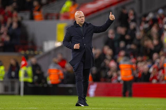 Football - FA Cup - 3rd Round - Liverpool FC v Barnsley FC LIVERPOOL, ENGLAND - Monday, January 12, 2026: Liverpool s head coach Arne Slot acknowledges the supporters the FA Cup 3rd Round match between Liverpool FC and Barnsley FC at Anfield. Liverpool won 4-1. (Photo by David Rawcliffe Propaganda) LIVERPOOL Anfield MERSEYSIDE ENGLAND  Copyright: xPropagandaxPhotoxAgencyx P2026-01-12-Liverpool_Barnsley-122