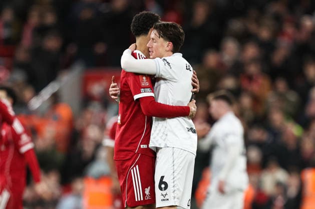 Emirates FA Cup Third Round Liverpool v Barnsley Hugo Ekitike of Liverpool embraces Mael de Gevigney of Barnsley after the Emirates FA Cup Third Round match Liverpool vs Barnsley at Anfield, Liverpool, United Kingdom, 12th January 2026 (Photo by Alfie Cosgrove News Images) Liverpool Anfield Merseyside United Kingdom Copyright: xAlfiexCosgrove NewsxImagesx