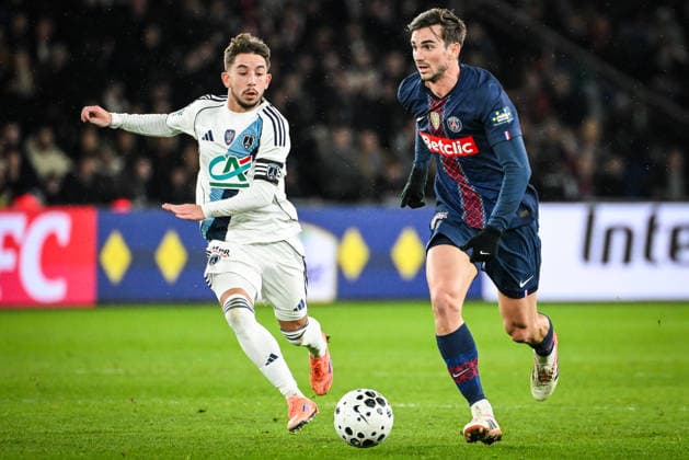 January 12, 2026, Lamorlaye, France, France: Maxime LOPEZ of Paris FC and Fabian RUIZ of PSG during the French Cup match between Paris Saint-Germain (PSG) and Paris FC at Parc des Princes Stadium on January 12, 2026 in Paris, France. Lamorlaye France - ZUMAm308 20260112_zsp_m308_007 Copyright: xMatthieuxMirvillex