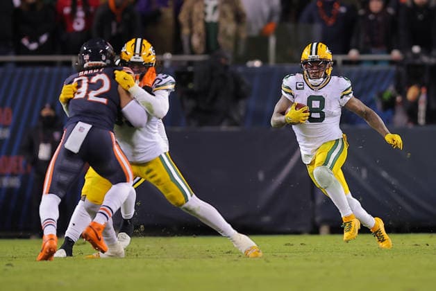 CHICAGO, IL - JANUARY 10: Josh Jacobs 8 of the Green Bay Packers runs with the ball during the second half of a NFC Wild Card Playoff game against the Chicago Bears on January 10, 2026 at Soldier Field in Chicago, Illinois. (Photo by Melissa Tamez Icon Sportswire) NFL, American Football Herren, USA JAN 10 NFC Wildcard Packers at Bears EDITORIAL USE ONLY Icon260110142